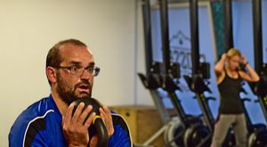 Detailaufnahme eines Athleten mit der Dumbell vor der Brust beim Workout Goblet Squats